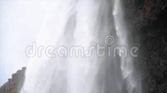 巨大的瀑布在缓慢的运动视频的预览图