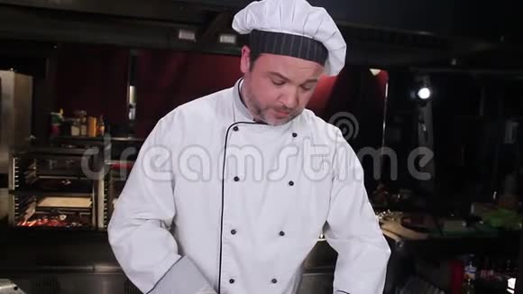 餐厅厨房统一切新鲜蔬菜的厨师视频的预览图
