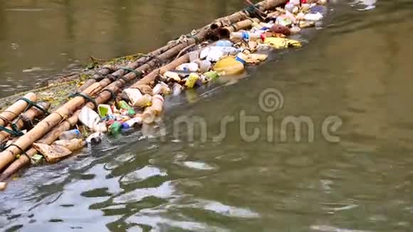 竹制入海前的废物收集装置视频的预览图