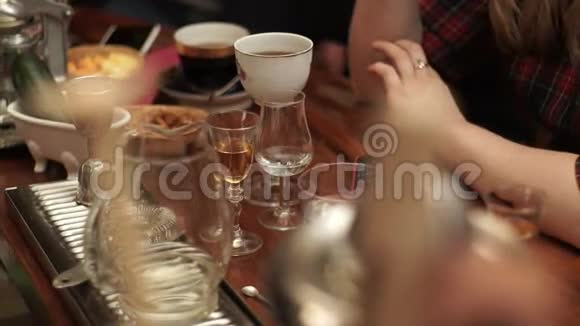 杯子和碗里的饮料站在酒吧里视频的预览图