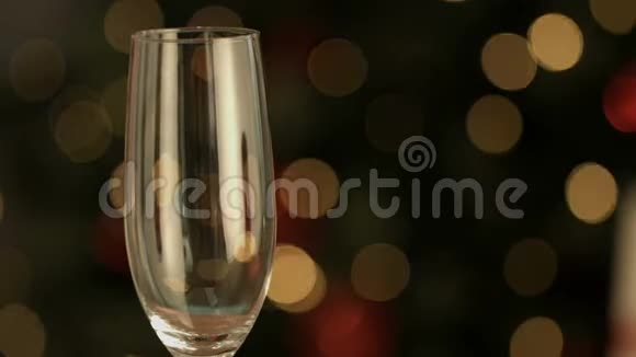 新年快乐写在香槟和灯光面前视频的预览图