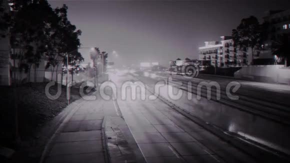 夜间提供高速公路交通卡视频的预览图