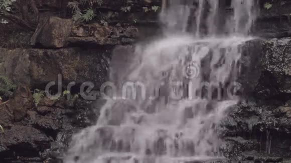 层状岩石上的瀑布视频的预览图