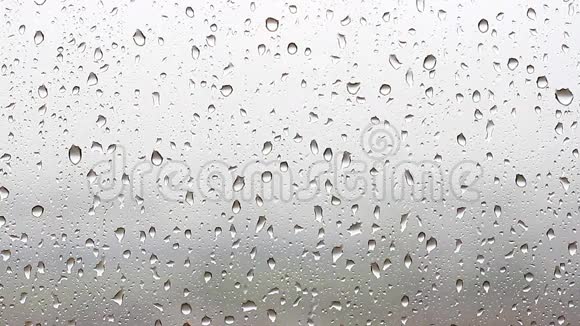 雨滴顺着窗户玻璃流下视频的预览图