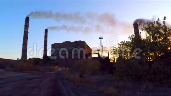 夕阳照耀下的烧结厂视频的预览图