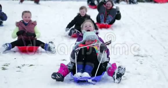 社区雪橇比赛视频的预览图