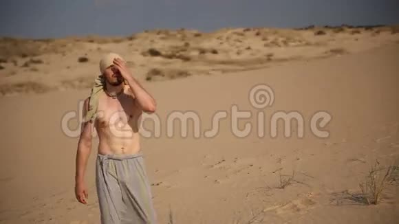一个人穿过沙漠视频的预览图