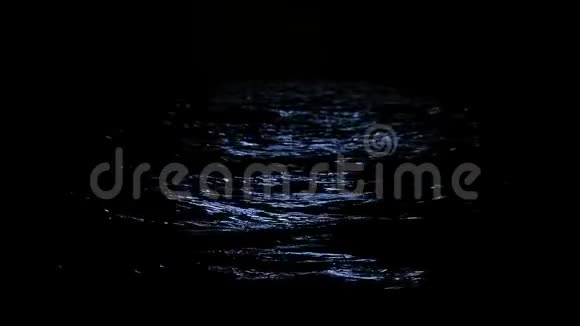 海水中月亮的反射视频的预览图