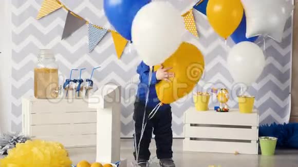 快乐的宝贝在生日聚会上玩气球视频的预览图