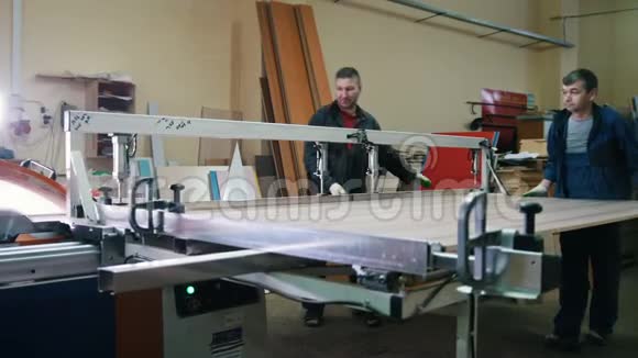 木匠在家具厂用电锯切割木材视频的预览图