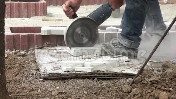 建筑工人用角磨机切割路面石材4K带音频视频的预览图