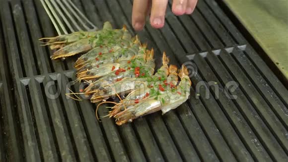 大型生虾射击特写慢动作烤在烤架上视频的预览图