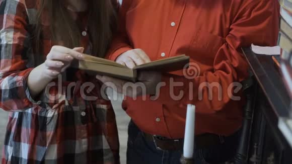 老人和年轻姑娘一起读书视频的预览图