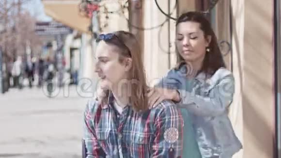 可爱的女孩和男孩留着长发在街上摆姿势视频的预览图