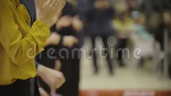 穿黄色鸡尾酒礼服的女人在派对上跳舞鼓掌放松视频的预览图