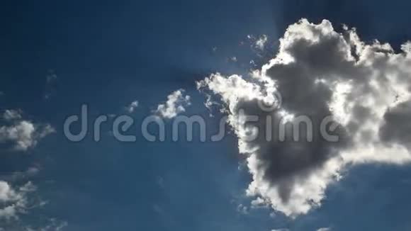美丽的云景时间推移与大建筑云和日出突破云团视频的预览图