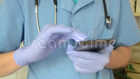 男医生工作电话手套视频的预览图