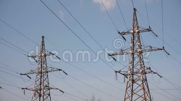 高压塔输电线路在天空背景视频的预览图