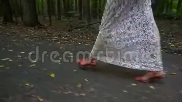 父亲带新娘去森林里的婚礼拱门视频的预览图