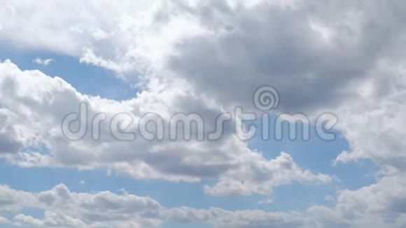 明亮的蓝天上许多快速移动的云的时间推移静态射击视频的预览图