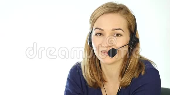 在呼叫中心工作的员工耳机电话营销妇女在求助热线上交谈慢动作视频的预览图