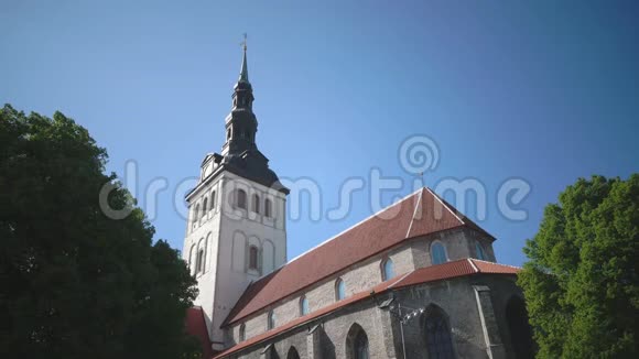 爱沙尼亚塔林的古城和圣尼古拉斯教堂的景观视频的预览图