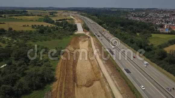 德国高速公路与建筑工程的鸟瞰图视频的预览图