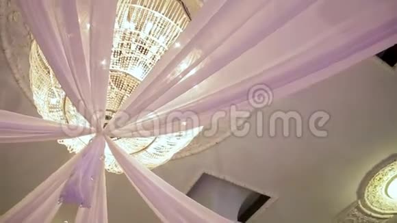 婚礼装饰有花心蝴蝶结婚典礼视频的预览图