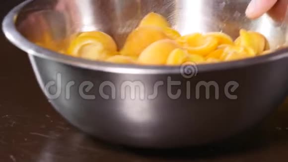 木桌上放着一碗新鲜杏子近点视频的预览图