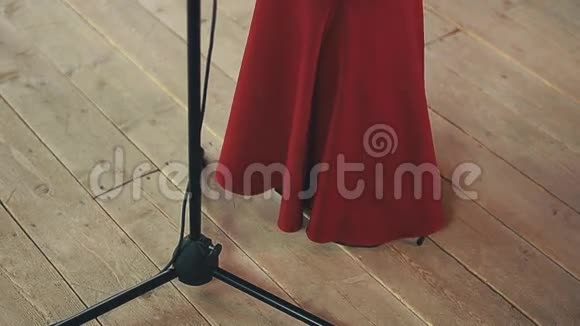 爵士歌手的红裙在麦克风前上台表演跳舞音乐视频的预览图