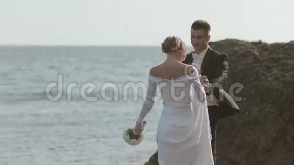 嘲笑新婚夫妇在海边跳舞视频的预览图
