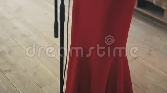 红色服装复古风格的爵士乐歌手在舞台上表演跳舞音乐视频的预览图