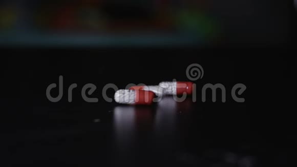 医疗药片散落在黑桌上视频的预览图