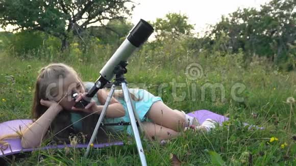 小女孩透过望远镜看视频的预览图