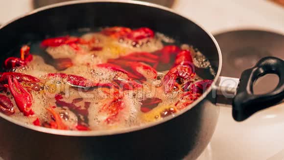 小龙虾在锅里煮视频的预览图