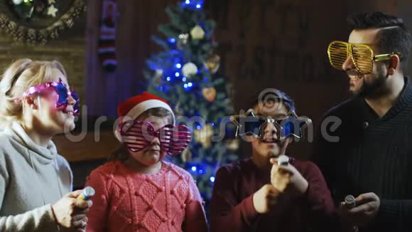 快乐的年轻家庭庆祝圣诞节视频的预览图