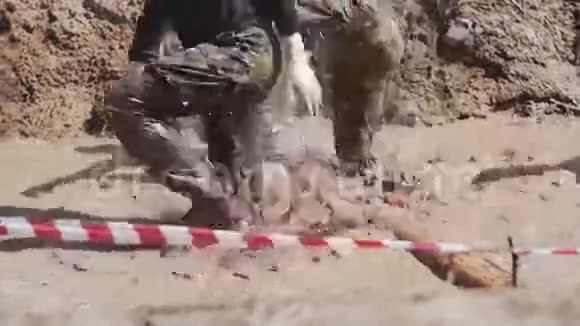 一群人在障碍耐力赛中穿过泥坑视频的预览图