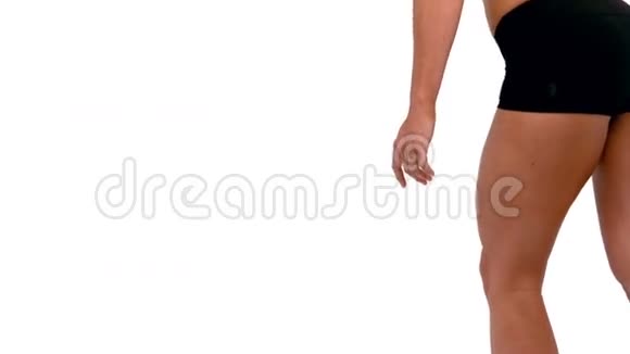 女跨栏跳投跑步视频的预览图