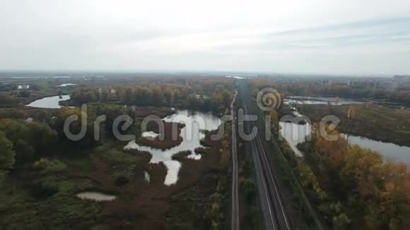 铁路在湖泊中延伸的空中镜头视频的预览图