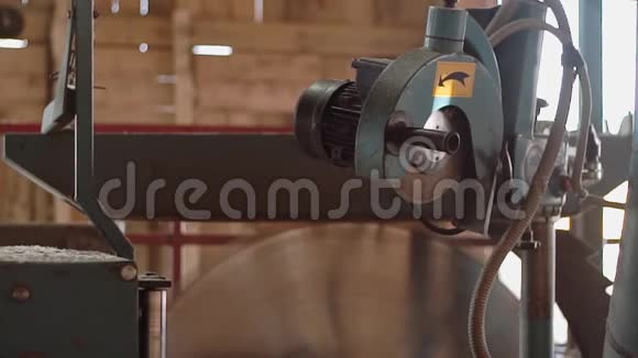锯木机上的旋转圆片切割木板视频的预览图