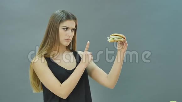 艰难的选择苹果还是汉堡慌乱的女孩决定节食视频的预览图