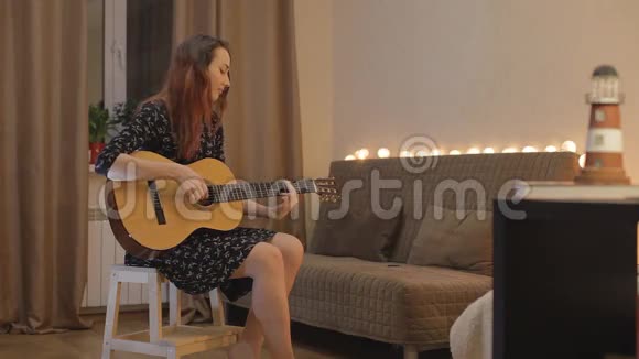 在家弹吉他的小女孩视频的预览图