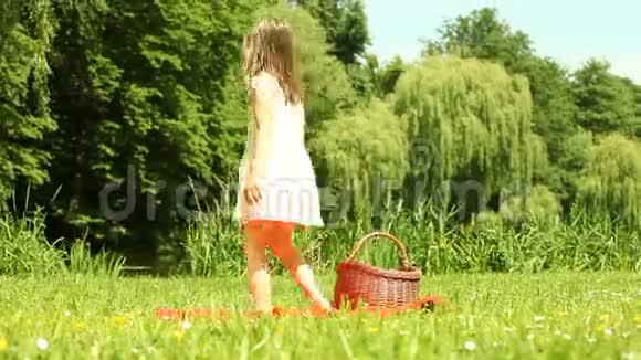 小女孩小孩在草地上跳舞视频的预览图