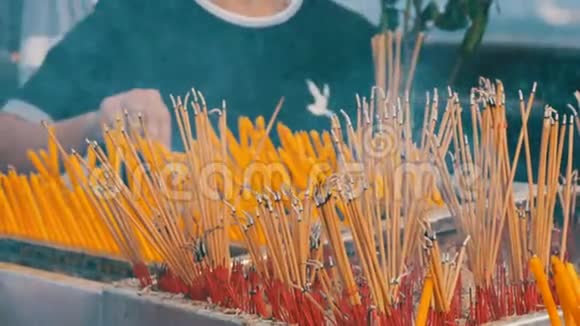 坛前大量黄条好运烟亚洲国家的宗教佛教视频的预览图