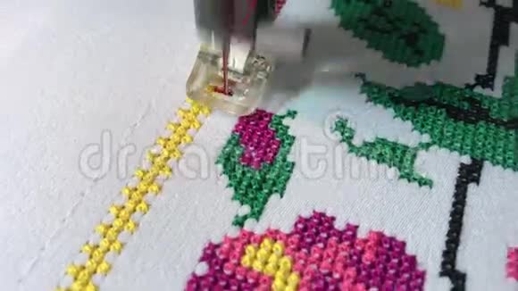 刺绣机刺绣花型交叉白色织物视频的预览图