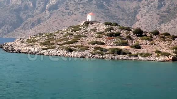 地中海海岸山上的老式风车视频的预览图
