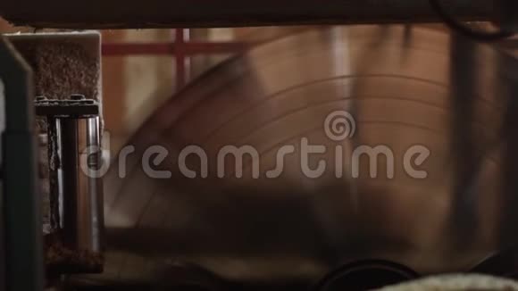 木工机械在木板上用旋转圆片切割木材视频的预览图