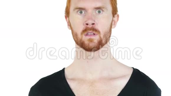 红发男子的肖像压力大沮丧失败视频的预览图