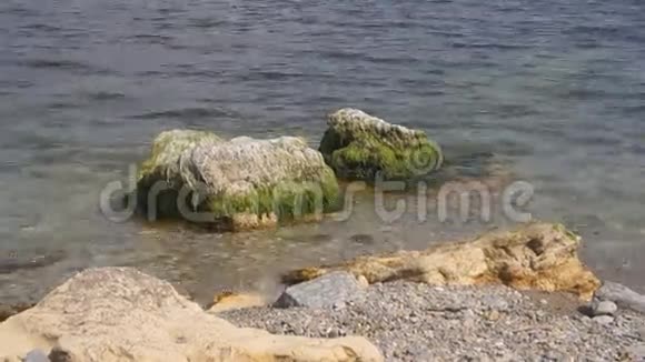 有巨石和岩石的黑海海岸视频的预览图