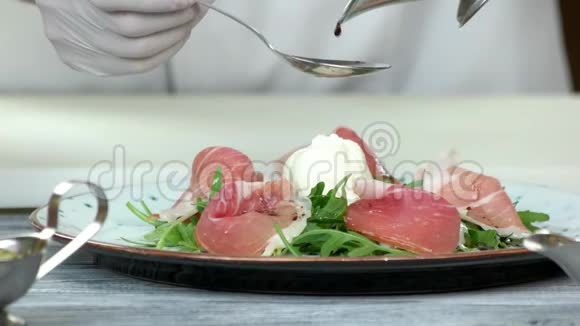 奥鲁古拉和火腿沙拉酱视频的预览图